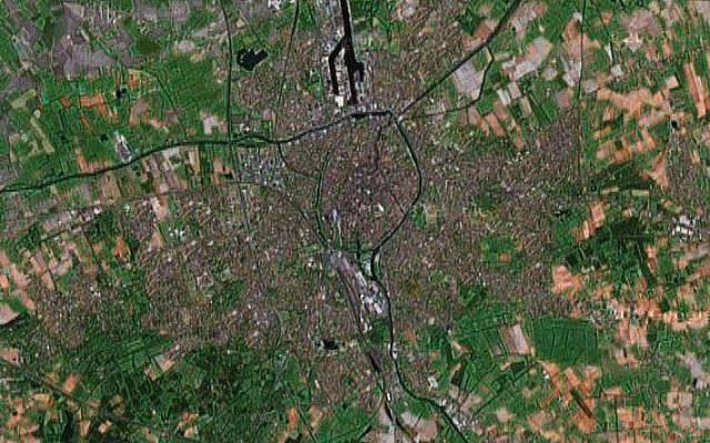 C'est à Bruges (ici vu du ciel) qu'une parent d'élève a trouvé une caricature qualifiée d'antisémite dans un manuel scolaire (Crédit: Nasa/domaine public)