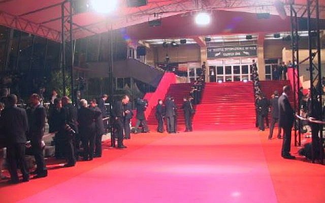 Les escaliers pour la traditionnelle montée des marches du Festival de Cannes. (Crédit : CC-BY-SA-3.0 via Wikimedia Commons)