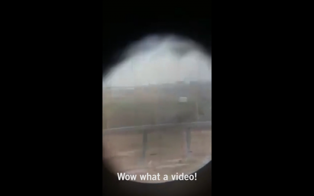 Extrait de la vidéo filmée à travers une longue-vue, rendue publique le 9 avril 2018, qui semble montrer le moment avant qu'un tireur d'élite israélien tire sur un Gazaoui, à priori désarmé, s'approchant de la barrière de sécurité avec Gaza lors d'une manifestation le long de la frontière. (Crédit : Capture d'écran) Extrait de la vidéo filmée à travers une longue-vue, rendue publique le 9 avril 2018, qui semble montrer le moment avant qu'un tireur d'élite israélien tire sur un Gazaoui, à priori désarmé, s'approchant de la barrière de sécurité avec Gaza lors d'une manifestation le long de la frontière. (Crédit : Capture d'écran)