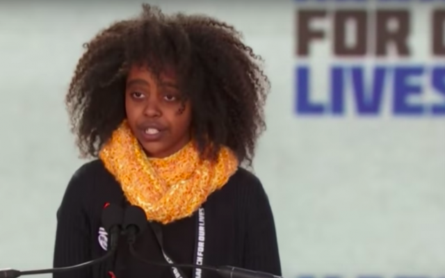 Naomi Wadler, 11 ans, lors de son discours à la marche pour le contrôle des armes à feu, organisée à Washington (Crédit : capture d'écran YouTube)