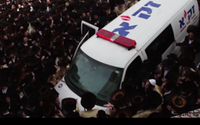 Un groupe de participants radicaux ultra-orthodoxes ont saisi le corps du bébé noyé de l'ambulance durant ses funérailles (capture d’écran : Bahazit / YouTube)