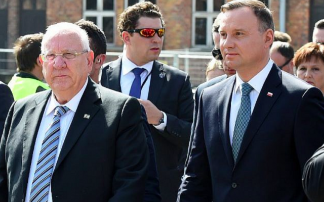 Le président polonais Andrzej Duda (d) et le président israélien Reuven Rivlin (g) arrivent à Oswiecim le 12 avril 2018 à la "Marche des vivants", une marche annuelle de commémoration de l'Holocauste entre les anciens camps de la mort d'Auschwitz et de Birkenau (Crédit : Janek Skarzynski / AFP) Le président polonais Andrzej Duda (d) et le président israélien Reuven Rivlin (g) arrivent à Oswiecim le 12 avril 2018 à la "Marche des vivants", une marche annuelle de commémoration de l'Holocauste entre les anciens camps de la mort d'Auschwitz et de Birkenau (Crédit : Janek Skarzynski / AFP)