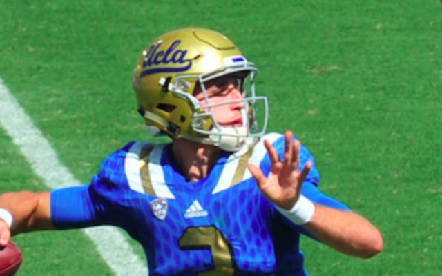 Josh Rosen de l'UCLA contre Virginia lors d'un match en 2015 (Crédit : Eric Chan from Hollywood, United States/CC BY 2.0) Josh Rosen de l'UCLA contre Virginia lors d'un match en 2015 (Crédit : Eric Chan from Hollywood, United States/CC BY 2.0)