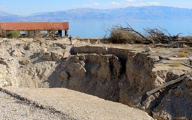 Une doline au kibboutz d’Ein Gedi, le 3 janvier 2017. Des dolines ont forcé la fermeture de la plage en 2015. (Melanie Lidman / Times of Israël)