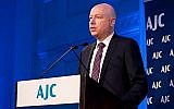 Jason Greenblatt, représentant spécial pour les négociations internationales du président américain Donald Trump, s'adresse au déjeuner de printemps de l'American Jewish Committee's Women's Leadership Board à New York le 24 avril 2018. (Crédit : autorisation / Ellen Dubin Photographie)