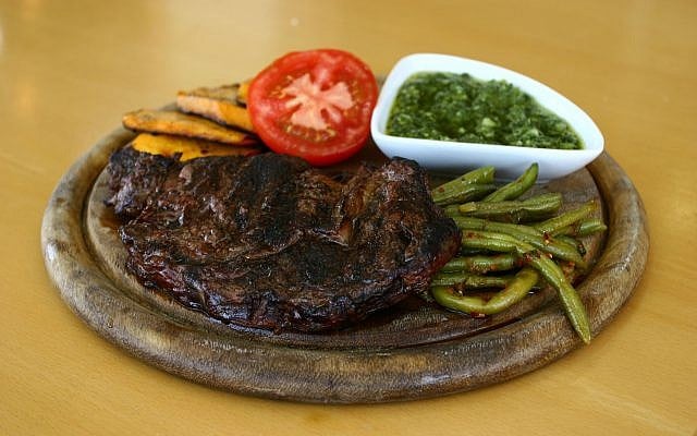 Photo d’illustration : un repas avec un steak bien cuit (Chen Leopold / Flash 90) Photo d’illustration : un repas avec un steak bien cuit (Chen Leopold / Flash 90)