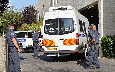 Des agents de l'administration pénitentiaire israélienne montent la garde devant le tribunal de district de Petah Tikva, (Flash90).