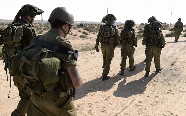 Les Forces de défense israéliennes de Réserve de la 10e division de l'armée israélienne alors qu'ils gardent une colonie près de la frontière israélienne à Gaza le 14 août 2014. (Tomer Neuberg / Flash90) Les Forces de défense israéliennes de Réserve de la 10e division de l'armée israélienne alors qu'ils gardent une colonie près de la frontière israélienne à Gaza le 14 août 2014. (Tomer Neuberg / Flash90)