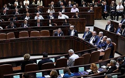Vue générale de la salle des séances plénières lors d'une cérémonie de prestation de serment pour la 20e Knesset le 31 mars 2015. (Miriam Alster/Flash90)