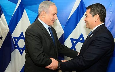 Le Premier ministre Benjamin Netanyahu (à gauche) rencontre le Président du Honduras Juan Orlando Hernández à Jérusalem, le 29 octobre 2015. (Kobi Gideon/GPO/Flash90)