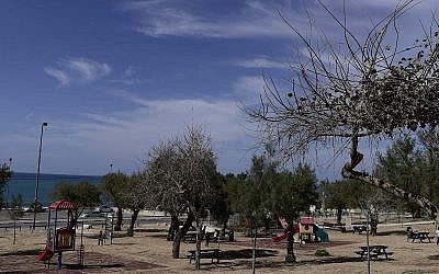 Photo d'illustration : Un terrain de jeux près de la plage de Jaffa, le 6 mars 2016 (Crédit : Tomer Neuberg/Flash90)