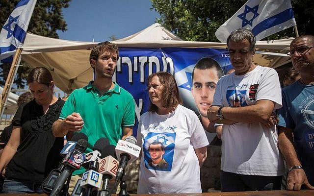 Les parents des soldats israéliens Oron Shaul et Hadar Goldin s'entretiennent avec la presse sous la tente de protestation à l'extérieur de la résidence du Premier ministre Benjamin Netanyahu à Jérusalem le 29 juin 2016. (Hadas Parush/Flash90) Les parents des soldats israéliens Oron Shaul et Hadar Goldin s'entretiennent avec la presse sous la tente de protestation à l'extérieur de la résidence du Premier ministre Benjamin Netanyahu à Jérusalem le 29 juin 2016. (Hadas Parush/Flash90)