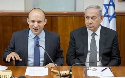 Le Premier ministre Benjamin Netanyahu (à droite) en compagnie du ministre de l'Éducation Naftali Bennett lors de la réunion hebdomadaire du cabinet à Jérusalem le 30 août 2016. (Crédit : Emil Salman/POOL)