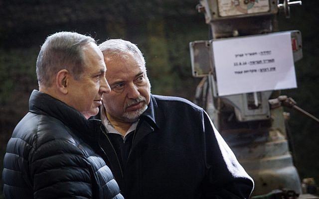 Le ministre de la Défense Avigdor Liberman (à droite) et le Premier ministre Benjamin Netanyahu visitent la Division Cisjordanie de Tsahal, près de l'implantation israélienne de Beit El, le 10 janvier 2017. (Hadas Parush/Flash90) Le ministre de la Défense Avigdor Liberman (à droite) et le Premier ministre Benjamin Netanyahu visitent la Division Cisjordanie de Tsahal, près de l'implantation israélienne de Beit El, le 10 janvier 2017. (Hadas Parush/Flash90)