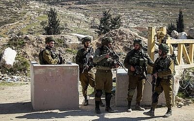 Photo d’illustration : des soldats de Tsahal à un checkpoint en Cisjordanie (Wisam Hashlamoun / Flash90)