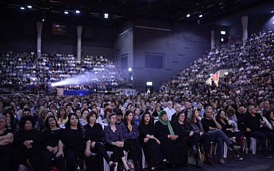Des Palestiniens et des Israéliens assistent à une cérémonie commémorative israélo-palestinienne à Tel Aviv le 30 avril 2017, alors qu'Israël marque son Jour commémoratif annuel pour les soldats tombés au champ d'honneur et les victimes de la terreur. (Tomer Neuberg/Flash90)