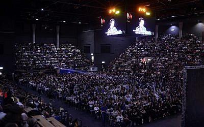 Les participants à une cérémonie commémorative israélo-palestinienne tenue à Tel Aviv le 30 avril 2017, alors qu'Israël célèbre son Jour commémoratif annuel pour les soldats tombés au combat et les victimes de la terreur ; des Palestiniens de Cisjordanie ont été empêchés d'entrer en Israël pour l'événement (Tomer Neuberg / Flash90)