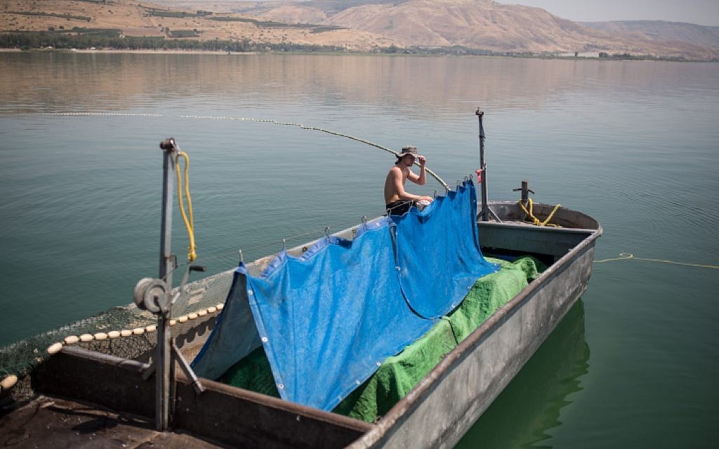 Photo d'illustration : Des pêcheurs du kibboutz  Ein Gev sur le bateau de pêche "Gil," sur le lac de Tibériade, au nord d'Israël, le 7 mai 2017 (Crédit : Maor Kinsbursky/FLASH90)