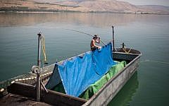 Photo d'illustration : Des pêcheurs du kibboutz  Ein Gev sur le bateau de pêche "Gil," sur le lac de Tibériade, au nord d'Israël, le 7 mai 2017 (Crédit : Maor Kinsbursky/FLASH90)
