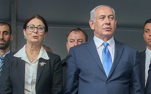 Le premier ministre Benjamin Netanyahu, à droite, avec la juge en chef de la Cour suprême Esther Hayut, au cimetière du mont Herzl à Jérusalem, le 1er novembre 2017. (Credit :Marc Israel Sellem/Pool) Le premier ministre Benjamin Netanyahu, à droite, avec la juge en chef de la Cour suprême Esther Hayut, au cimetière du mont Herzl à Jérusalem, le 1er novembre 2017. (Credit :Marc Israel Sellem/Pool)