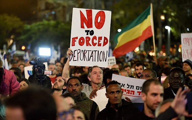 Des demandeurs d'asile africains et des militants des droits de l'Homme protestant contre l'expulsion de demandeurs d'asile sur la place Rabin, à Tel Aviv, le 24 mars 2018. (Crédit : Gili Yaari/Flash90