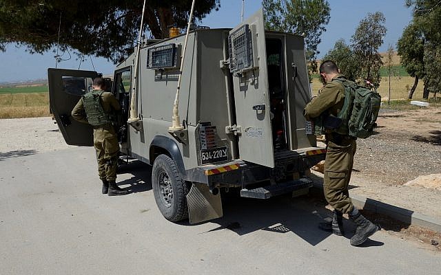 Des soldats israéliens patrouillent près de la frontière entre Israël et Gaza le 31 mars 2018. (Gili Yaari/FLASH90) Des soldats israéliens patrouillent près de la frontière entre Israël et Gaza le 31 mars 2018. (Gili Yaari/FLASH90)