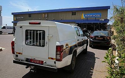 La police israélienne à l'hôtel Miami où un nourrisson s'est noyé dans une baignoire, dans la ville d'Ashdod, dans le sud d'Israël, le 2 avril 2018 (Flash90)