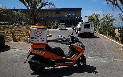 La police israélienne est intervenue à l'hôtel Miami où un nourrisson est mort noyé dans une baignoire, dans la ville d'Ashdod, dans le sud d'Israël, le 2 avril 2018. (Flash90)