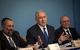 Le Premier ministre Benjamin Netanyahu (C), le ministre de l'Intérieur Aryeh Deri (G), et le président du Conseil national de sécurité Meir Ben Shabat (D), lors d'une conférence de presse annonçant le nouvel accord pour le traitement des demandeurs d'asile et des migrants africains illégaux en Israël, au bureau du Premier ministre à Jérusalem, le 2 avril 2018 (Hadas Parush/Flash90).