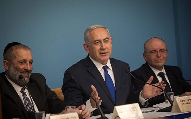 Le Premier ministre Benjamin Netanyahu (C), le ministre de l'Intérieur Aryeh Deri (G), et le président du Conseil national de sécurité Meir Ben Shabat (D), lors d'une conférence de presse annonçant le nouvel accord pour le traitement des demandeurs d'asile et des migrants africains illégaux en Israël, au bureau du Premier ministre à Jérusalem, le 2 avril 2018 (Hadas Parush/Flash90). Le Premier ministre Benjamin Netanyahu (C), le ministre de l'Intérieur Aryeh Deri (G), et le président du Conseil national de sécurité Meir Ben Shabat (D), lors d'une conférence de presse annonçant le nouvel accord pour le traitement des demandeurs d'asile et des migrants africains illégaux en Israël, au bureau du Premier ministre à Jérusalem, le 2 avril 2018 (Hadas Parush/Flash90).