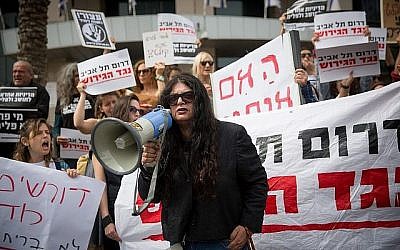 Des demandeurs d'asile africains et des militants israéliens protestent devant le ministère de la Défense à Tel Aviv, contre leur expulsion, le 3 avril 2018. (Miriam Alster/Flash90)