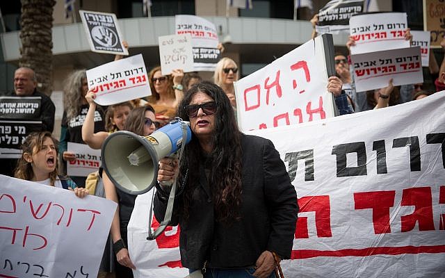 Des demandeurs d'asile africains et des militants israéliens protestent devant le ministère de la Défense à Tel Aviv, contre leur expulsion, le 3 avril 2018. (Miriam Alster/Flash90) Des demandeurs d'asile africains et des militants israéliens protestent devant le ministère de la Défense à Tel Aviv, contre leur expulsion, le 3 avril 2018. (Miriam Alster/Flash90)