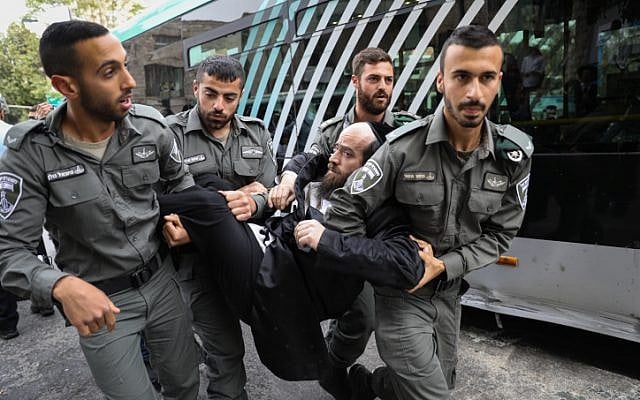 Des hommes juifs ultra-orthodoxes se heurtent à la police lors d'une manifestation contre l'autopsie d'un bébé qui s'est noyé la veille à Ashdod, à Kikar HaShabbat, à Jérusalem, le 3 avril 2018. (Noam Revkin Fenton/Flash90) Des hommes juifs ultra-orthodoxes se heurtent à la police lors d'une manifestation contre l'autopsie d'un bébé qui s'est noyé la veille à Ashdod, à Kikar HaShabbat, à Jérusalem, le 3 avril 2018. (Noam Revkin Fenton/Flash90)