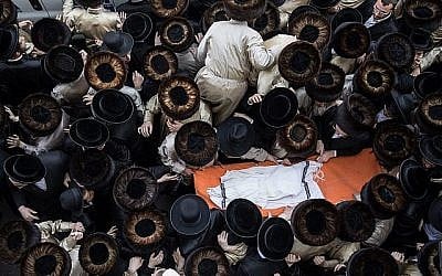 Des hommes juifs ultra-orthodoxes assistent aux funérailles du nourrisson qui s'est noyé dans un hôtel à Ashdod, comme on le voit ici lors de la cérémonie d'inhumation à Jérusalem, le 5 avril 2018. (Noam Revkin Fenton/Flash90)