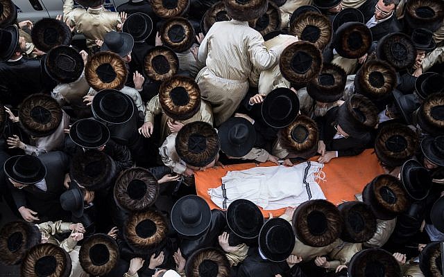 Des hommes juifs ultra-orthodoxes assistent aux funérailles du nourrisson qui s'est noyé dans un hôtel à Ashdod, comme on le voit ici lors de la cérémonie d'inhumation à Jérusalem, le 5 avril 2018. (Noam Revkin Fenton/Flash90) Des hommes juifs ultra-orthodoxes assistent aux funérailles du nourrisson qui s'est noyé dans un hôtel à Ashdod, comme on le voit ici lors de la cérémonie d'inhumation à Jérusalem, le 5 avril 2018. (Noam Revkin Fenton/Flash90)