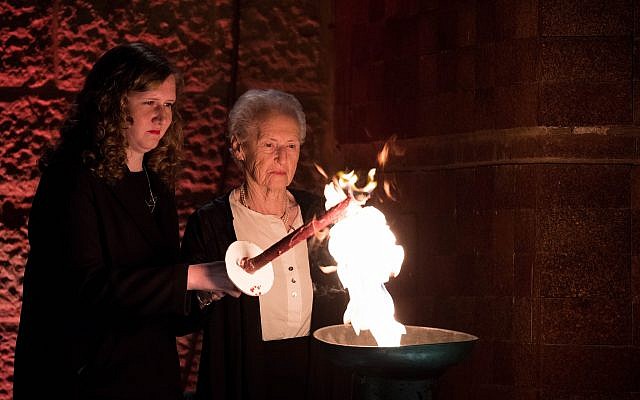 Des survivants de la Shoah allument six torches représentant les six millions de victimes du génocide nazi lors de la cérémonie au Musée commémoratif de la Shoah Yad Vashem à Jérusalem, alors qu'Israël célèbre la Journée annuelle de Yom HaShoah, le 11 avril 2018. Illustration (Crédit : Yonatan Sindel / Flash90)