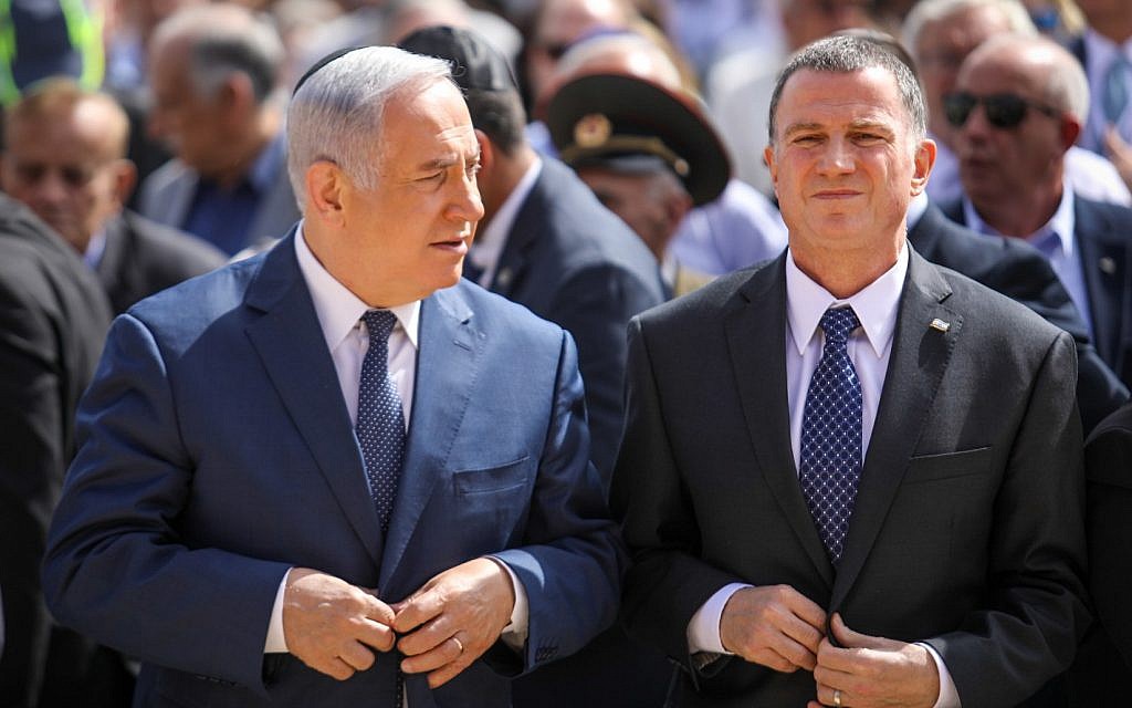 Le Premier ministre Benjamin Netanyahu (à gauche) et le président de la Knesset, Yuli Edelstein, lors d'une cérémonie officielle au musée de la Shoah Yad Vashem à Jérusalem alors qu'Israël célèbre la journée annuelle du Yom HaShoah, le 12 avril 2018. (Crédit : Noam Moskowitz / POOL) Le Premier ministre Benjamin Netanyahu (à gauche) et le président de la Knesset, Yuli Edelstein, lors d'une cérémonie officielle au musée de la Shoah Yad Vashem à Jérusalem alors qu'Israël célèbre la journée annuelle du Yom HaShoah, le 12 avril 2018. (Crédit : Noam Moskowitz / POOL)