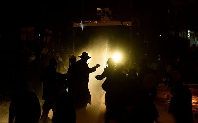 La police israélienne utilise un canon à eau contre les manifestants juifs ultra-orthodoxes lors d'une manifestation devant le bureau de recrutement de l'armée à Jérusalem, à la suite de l'arrestation d'une femme juive ultra-orthodoxe. 15 avril 2018. (Yonatan Sindel/Flash90)