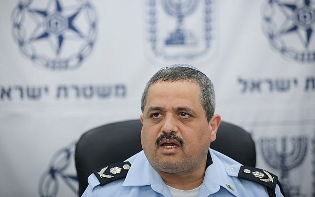 Le chef de la police israélienne Roni Alsheich s'exprime lors d'une conférence de presse au quartier général de la police à Jérusalem, le 17 avril 2018. (Yonatan Sindel/Flash90) Le chef de la police israélienne Roni Alsheich s'exprime lors d'une conférence de presse au quartier général de la police à Jérusalem, le 17 avril 2018. (Yonatan Sindel/Flash90)