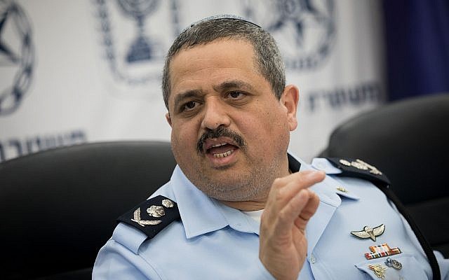 Le chef de la police Roni Alsheich prend la parole lors d'une conférence de presse au quartier général de la police, à Jérusalem, le 17 avril 2018. (Crédit : Yonatan Sindel/ Flash90) Le chef de la police Roni Alsheich prend la parole lors d'une conférence de presse au quartier général de la police, à Jérusalem, le 17 avril 2018. (Crédit : Yonatan Sindel/ Flash90)