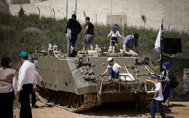 Les gens célèbrent la fête de l'indépendance d'Israël lors d'une foire de Tsahal dans l'implantation juive d'Efrat à Gush Etzion, le 19 avril 2018 (Crédit : Gershon Elinson / Flash90)