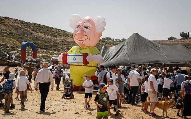 Les gens célèbrent la fête de l'indépendance d'Israël lors d'une foire de Tsahal dans l'implantation juive d'Efrat à Gush Etzion, le 19 avril 2018 (Crédit : Gershon Elinson / Flash90)