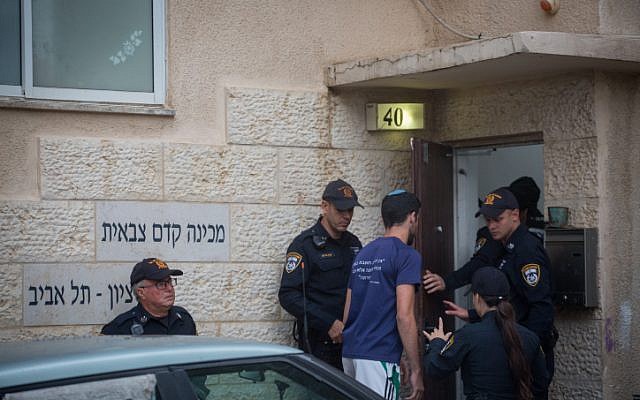 La police à l'entrée de l'académie prémilitaire Bnei Tzion de Tel Aviv après la mort de neuf jeunes entraînée par des inondations lors d'une randonnée organisée par l'institution dans le désert de Judée, le 26 avril 2018 (Crédit : Miriam Alster/Flash90) La police à l'entrée de l'académie prémilitaire Bnei Tzion de Tel Aviv après la mort de neuf jeunes entraînée par des inondations lors d'une randonnée organisée par l'institution dans le désert de Judée, le 26 avril 2018 (Crédit : Miriam Alster/Flash90)