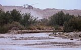 Illustration : des hélicoptères militaires à la recherche d'adolescents disparus emportés par l'inondation du ruisseau Tzafit près de la mer Morte dans le sud d'Israël, le 26 avril 2018 (Crédit : Maor Kinsbursky / Flash90)