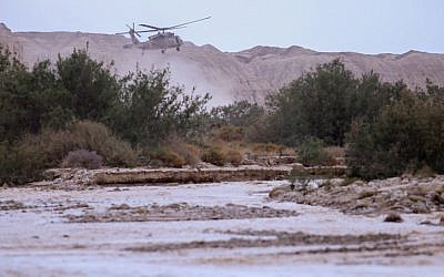 Illustration : des hélicoptères militaires à la recherche d'adolescents disparus emportés par l'inondation du ruisseau Tzafit près de la mer Morte dans le sud d'Israël, le 26 avril 2018 (Crédit : Maor Kinsbursky / Flash90)