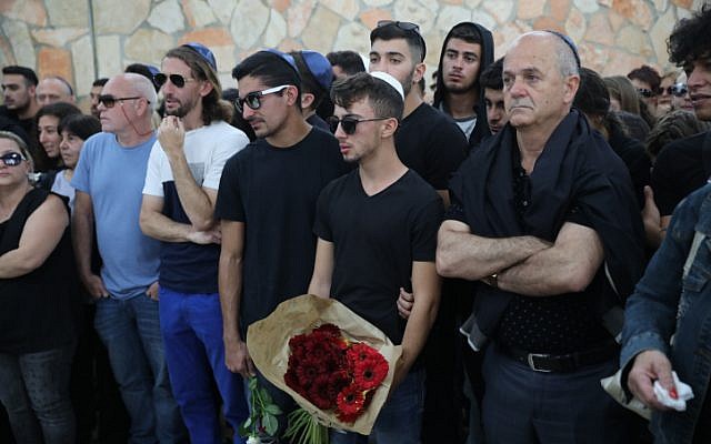 Des centaines personnes ont été présentes pendant les funérailles de Maayan Barhourm, au cimetière de Har Hameou'ot, de Jérusalem, le 27 avril 2018 (Crédit : Hadas Parush/ Flash90)