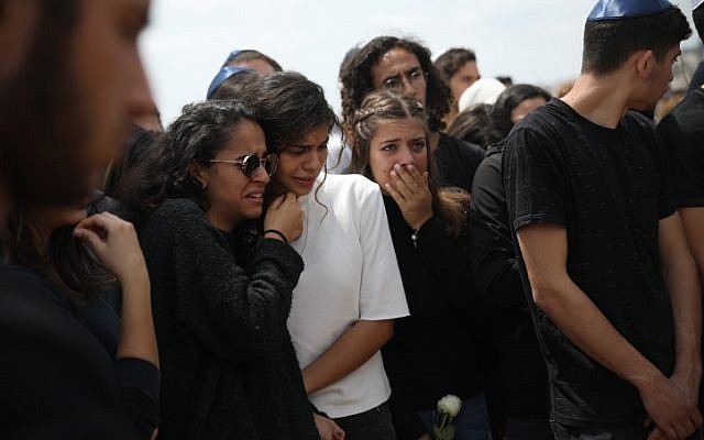 Des centaines personnes ont été présentes pendant les funérailles de Maayan Barhourm, au cimetière de Har Hameou'ot, de Jérusalem, le 27 avril 2018 (Crédit : Hadas Parush/ Flash90)