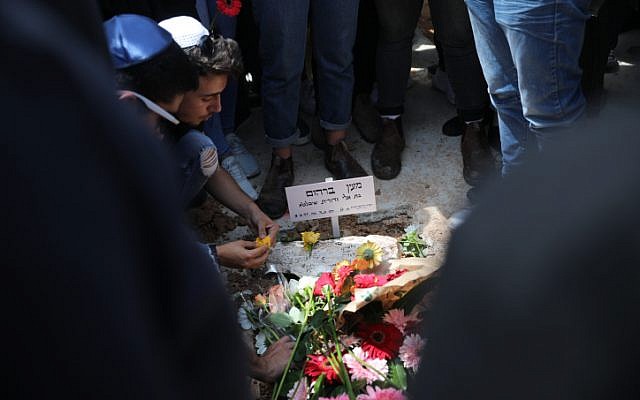 Des centaines personnes ont été présentes pendant les funérailles de Maayan Barhourm, au cimetière de Har Hameou'ot, de Jérusalem, le 27 avril 2018 (Crédit : Hadas Parush/ Flash90)