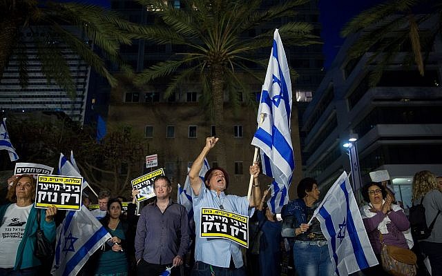 Les protestataires manifestent contre le Premier ministre Benjamin Netanyahu à Tel Aviv le 28 avril 2018 (Miriam Alster/Flash90). Les protestataires manifestent contre le Premier ministre Benjamin Netanyahu à Tel Aviv le 28 avril 2018 (Miriam Alster/Flash90).