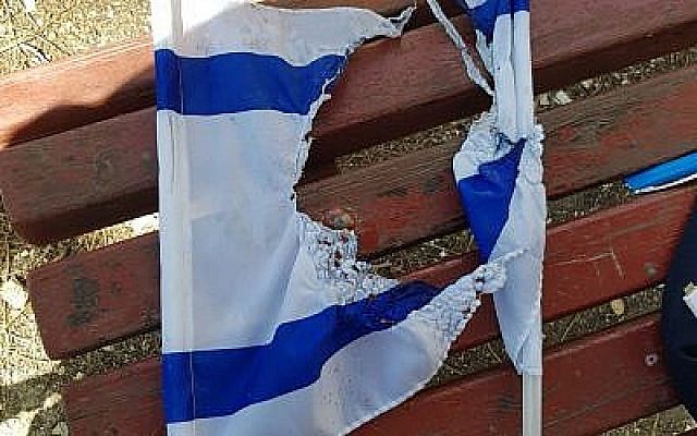Un drapeau israélien brûlé trouvé sur l'un des deux Palestiniens de Jérusalem-Est arrêtés par la police dans le quartier French Hill de la capitale, le 16 avril 2018. (Police d'Israël)